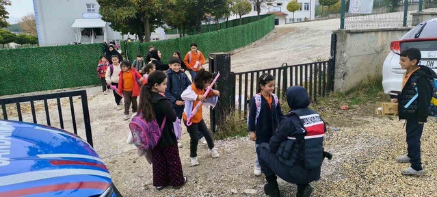 Bilecik'te jandarma okul çevrelerinde 306 sürücüyü ve bin 63 kişiyi sorguladı