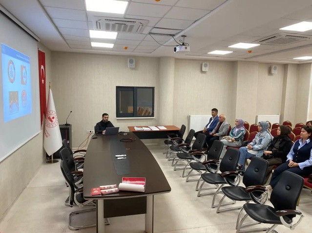 Kütahya Aile ve Sosyal Hizmetler, Altıntaş'ta okul idarecilerine destek modelini anlattı