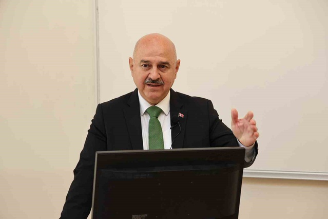 Düzce Üniversitesi Rektörü Sözbir, İlahiyat son sınıflara bilim ve felsefeyi anlattı