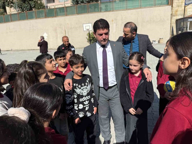 Hakkari Cumhuriyet İlk ve Ortaokulunda tamamlanan spor salonu öğrencilere açıldı