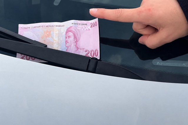 Otoparkta yeni hırsızlık tuzağı: Sileceğe 200 TL sıkıştırıp sürücüyü araçtan indiriyorlar