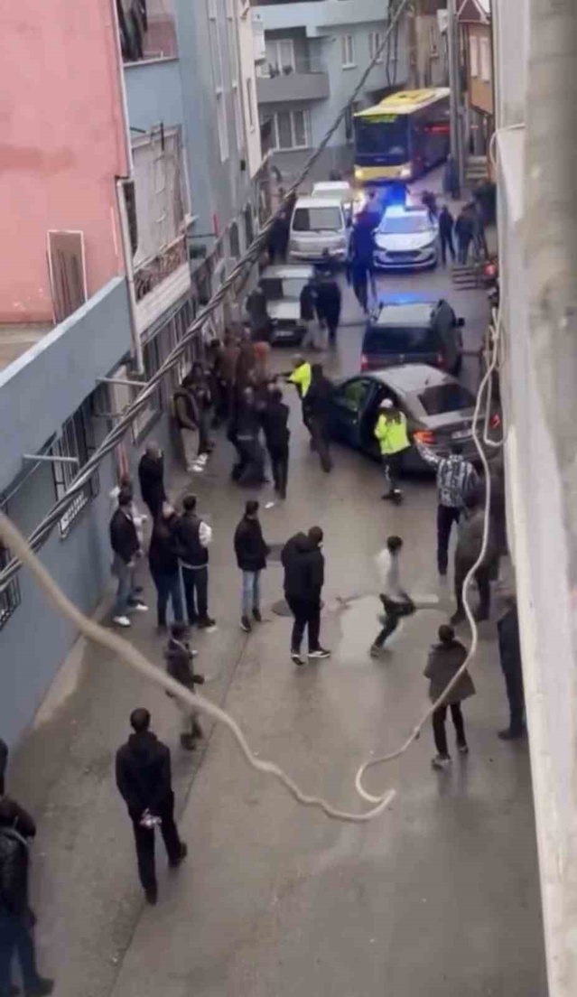 Bursa Yıldırım'da mahalleli polisin üzerine yürüyüp 2 şüpheliyi kaçırdı