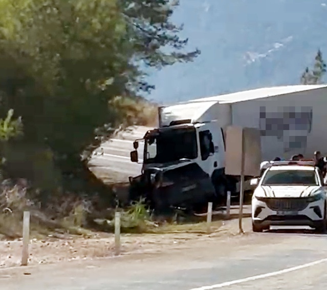 Antalya Kumluca'da cip ile kamyon çarpıştı, Çinli 4 turistten biri hayatını kaybetti