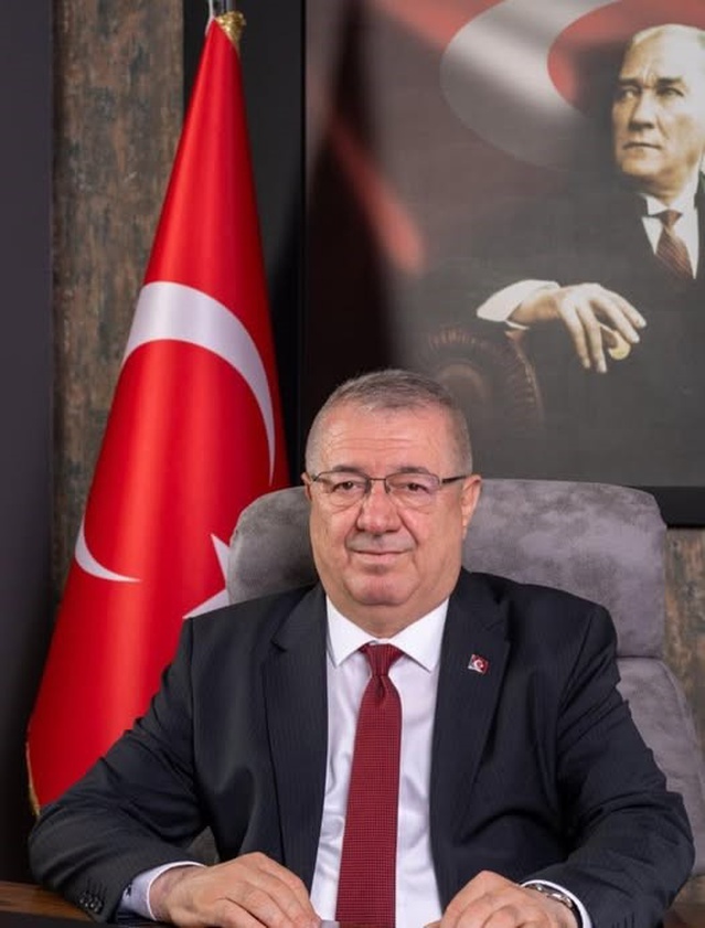 Edremit Belediye Başkanı Ertaş, öğretmenin Atatürk ve bayrağa hakaretine tepki gösterdi