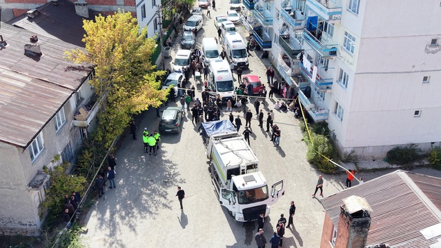 Erzurum Aziziye'de manevra yapan çöp kamyonu 2 çocuk annesinin ölümüne neden oldu