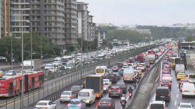 İstanbul'da yağışlı akşam trafiği durma noktasına geldi, yoğunluk yüzde 89'a ulaştı