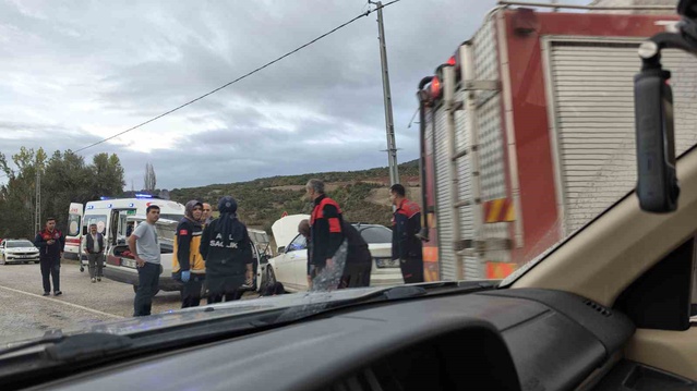 Tokat'ta Zile-Turhal kara yolunda kafa kafaya çarpışan iki otomobilde 5 kişi yaralandı