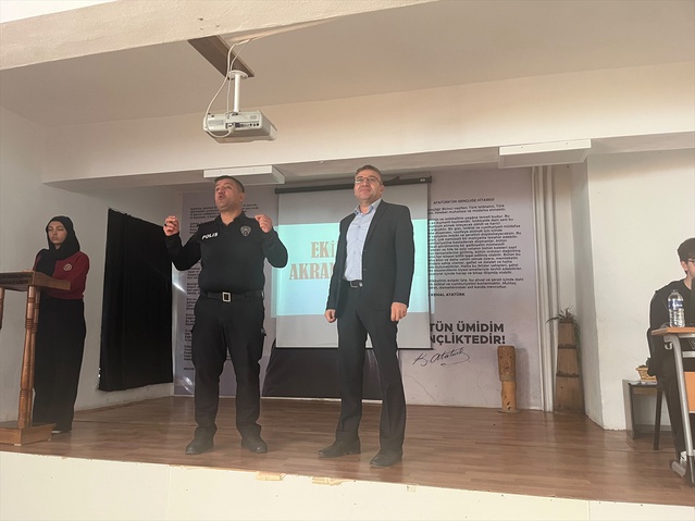 Bilecik Pazaryeri'nde polis 450 öğrenci ve öğretmene güvenlik semineri verdi