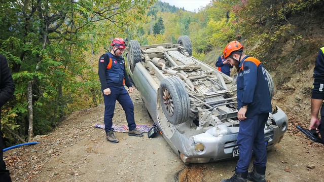 Artvin'de toprak alana çarparak devrilen kamyonette 2 kişi yaralandı
