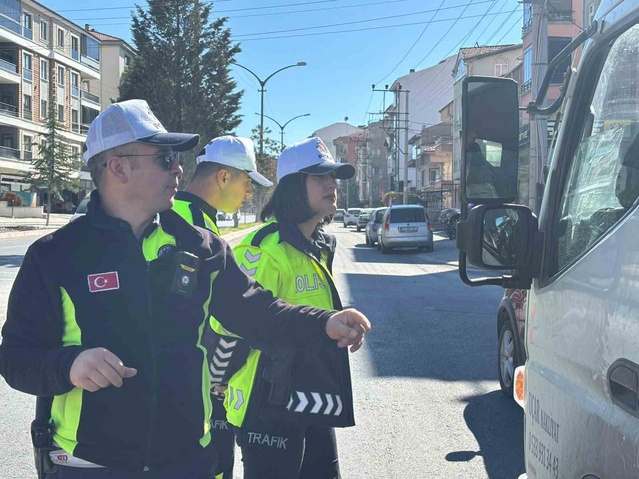 Kütahya Tavşanlı'da trafik polisi ehliyet ve ruhsat denetiminde sürücülere ceza kesti
