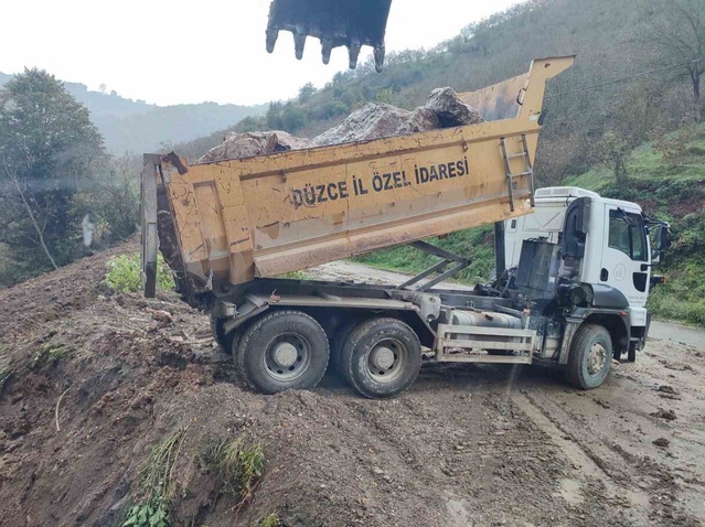 Düzce İl Özel İdaresi, Taşlık Köyü'nde heyelan alanında taş tahkimatı yapıyor