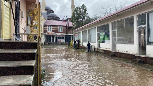 Bingöl Karlıova'da sağanak caddeleri göle çevirdi, esnaf mazgalları açmaya çalıştı