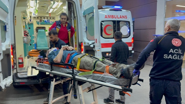 Adıyaman'da tarım işçilerini taşıyan minibüsle otomobil çarpıştı, 15 kişi yaralandı