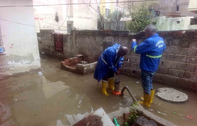 Mersin Akdeniz'de belediye ekipleri sağanakta su basan ev ve işyerine müdahale etti