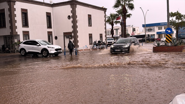 Muğla Bodrum'da sağanak 3 aracı mahsur bıraktı, Dalaman'da Dersakan Deresi taştı