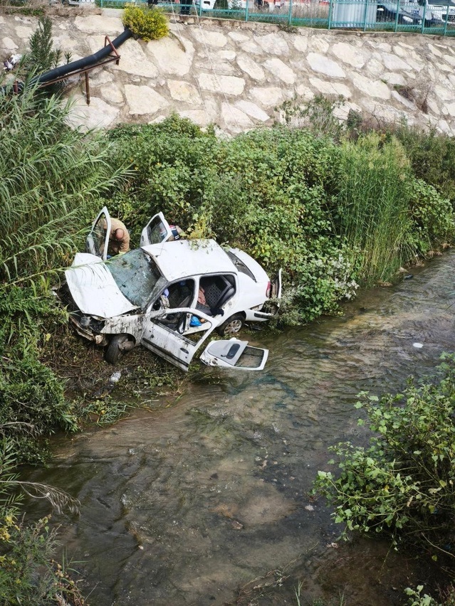Hatay'da Antakya-İskenderun yolunda dereye uçan otomobildeki 3 kişi yaralandı