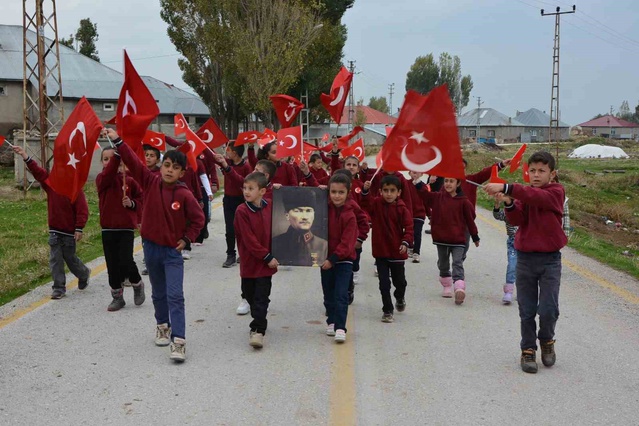 Bozoğlak Çavuşlu Köyü İlkokulu'nda 29 Ekim coşkusu bayraklı yürüyüşle yaşandı