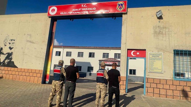 Kilis'te göçmen kaçakçılığı şüphelisi 2 kişi tutuklanarak cezaevine gönderildi