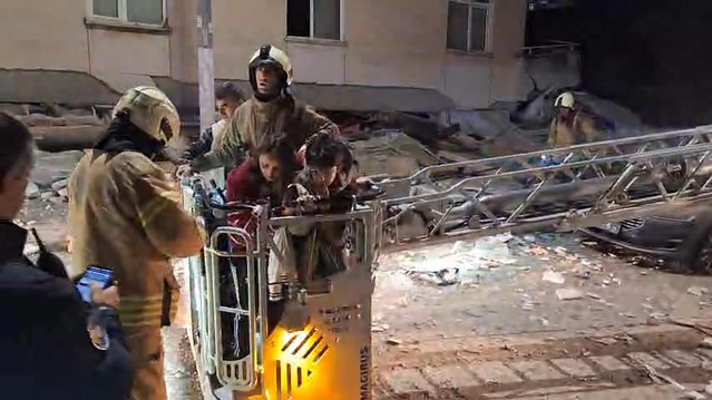 Maltepe Cevizli'de 6 katlı bina çöktü, kalanların olduğu belirtildi, ekip sevk edildi