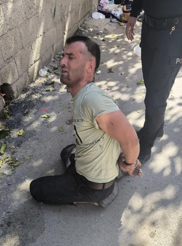 Adana'da önüne yattığı aracın sürücüsü inince direksiyona geçti, kovalamacayla yakalandı