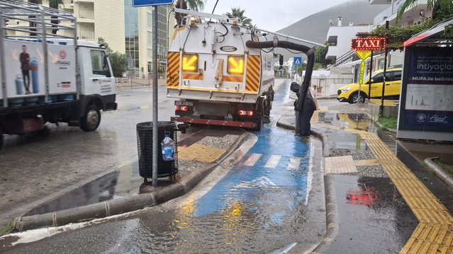 Marmaris Belediyesi ekipleri sağanakta olumsuzluk yaşanmaması için sahada çalıştı
