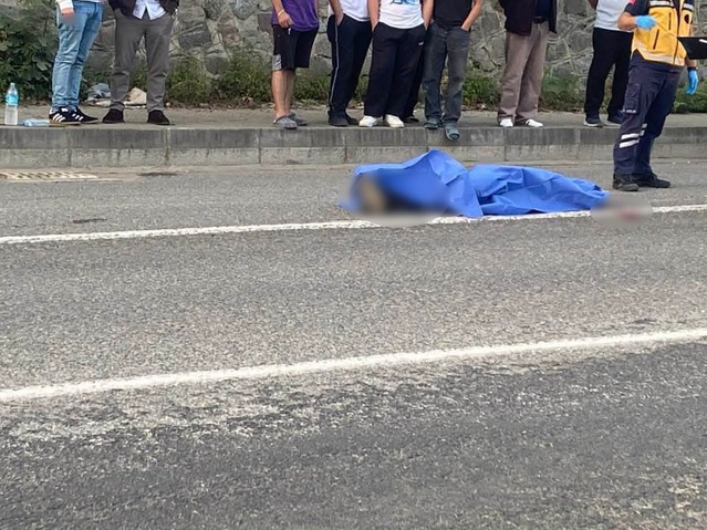Trabzon Akçaabat'ta tırı sollamak isteyen motosiklet sürücüsü hayatını kaybetti