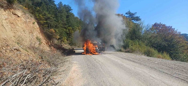 Bilecik Bozüyük'te alev alan otomobildeki yangın söndürüldü, yaralanan olmadı