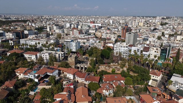 Kaleiçi'ndeki tarihi surlar, Antalya'nın modern kent dokusuyla havadan görüntülendi