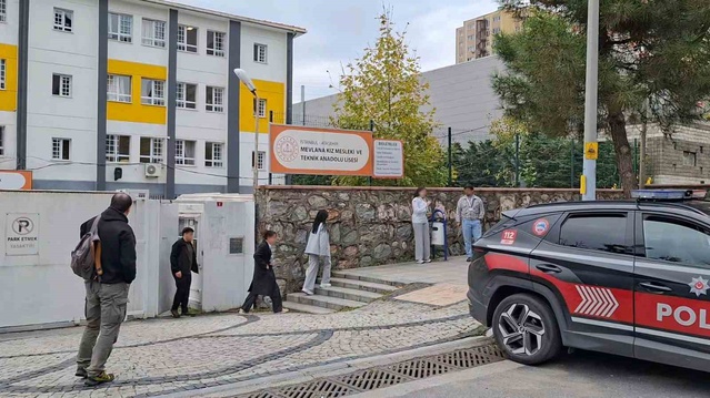 İstanbul polisi Ataşehir'de okul çevresinde şüpheli araç ve kişileri denetledi