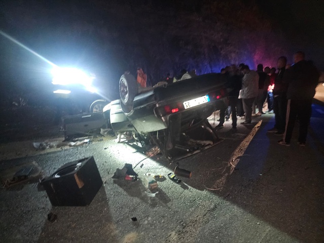 Düzce Yığılca'da kontrolden çıkan otomobil devrildi, araçta sıkışan 2 kişi yaralandı