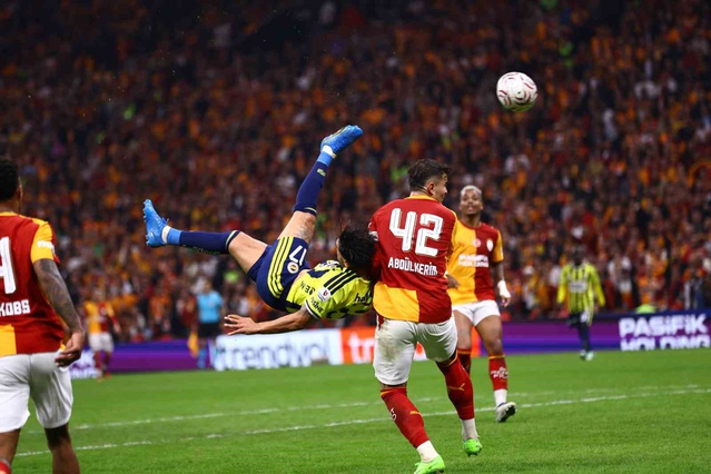 Fenerbahçe'nin Galatasaray'a 2-1 yenildiği derbide İrfan Can Kahveci ilk golünü attı