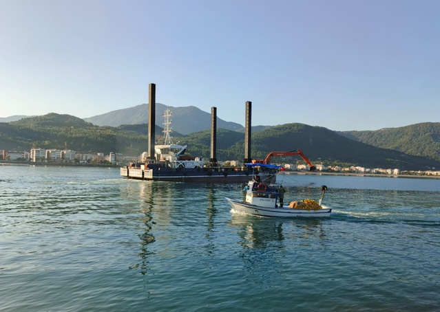 Cide Limanı'nda biriken mil ve kumun deniz dibi tarama gemisiyle temizliğine başlandı