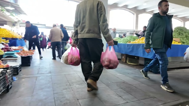 Polatlı'da pazar esnafı 4 kilo mandalinanın bir litre mazota denk geldiğini söyledi