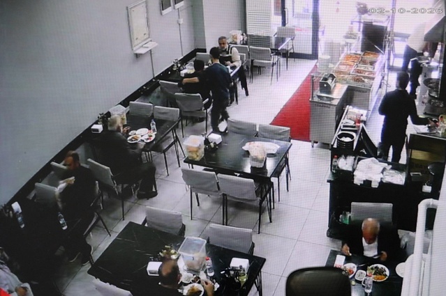 Elazığ'da garsonun Heimlich manevrası, ekmek kaçan yaşlı adamı kurtardı
