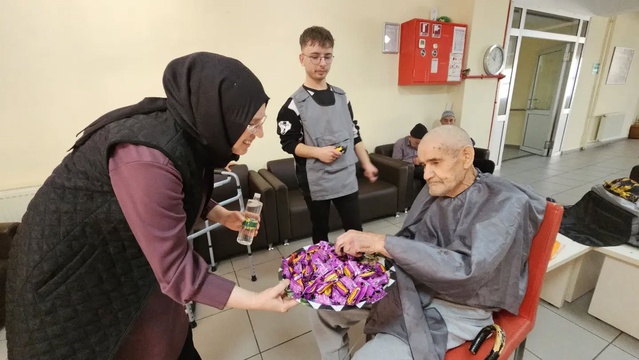 Kütahya'da huzurevi sakinleri kuaförlük öğrencilerinden saç ve sakal bakımı aldı