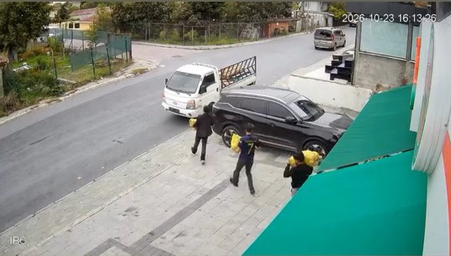 Avcılar'da market önünden yaklaşık 200 kilogram patates çalındı, 4 şüpheli aranıyor