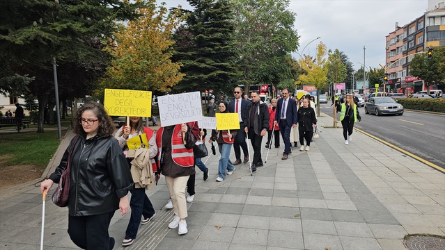 Çorum'da beyaz baston farkındalık yürüyüşünde esnafa kılavuz çizgisi uyarısı yapıldı