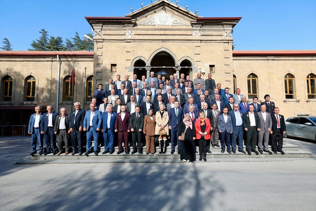 Niğde Valisi Akmeşe, Öğretmenevi'nde düzenlenen Muhtarlar Günü programına katıldı