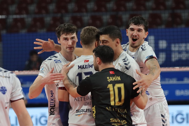 Halkbank, Efeler Ligi 3. haftasında İzmir'de Altekma'yı 3-0 mağlup etti