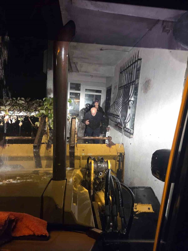 Sakarya Kaynarca'da selde mahsur yaşlı çift kepçeyle kurtarıldı, 30 koyun nakledildi