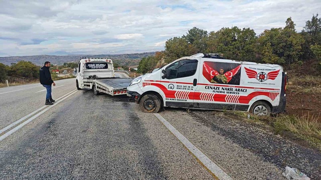 Isparta Yalvaç'ta cenaze nakil aracı rampada devrildi, sürücü yaralandı