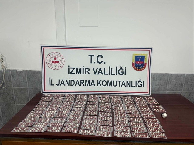 İzmir Kınık'ta jandarma, araçta 1456 sentetik hap ele geçirdi, 2 şüpheli tutuklandı