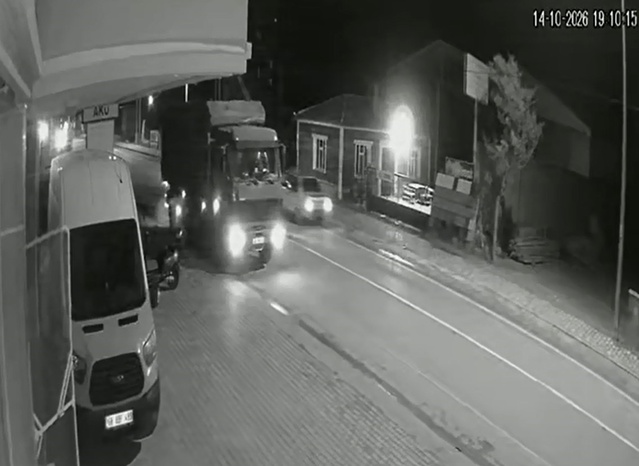 Aksaray Eskil'de arızalı kamyona çarpan otomobil sürücüsü yaralandı, kaza anı kamerada