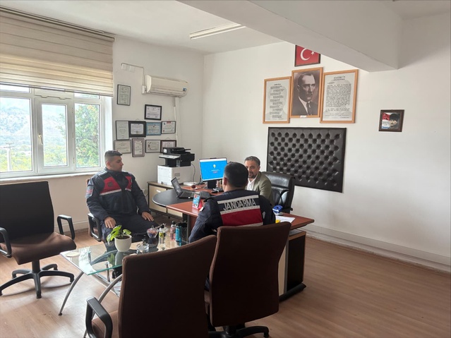 Eskişehir'de jandarma 80 okul ve çevresinde öğrenci güvenliği için denetim yaptı