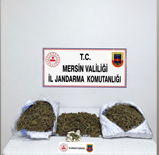 Jandarma ve polis Mersin'te 2 kilo 900 gram esrar ele geçirdi, 2 şüpheli tutuklandı