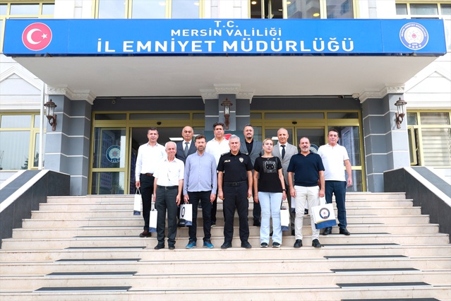 Mersin İl Emniyet Müdürü Aktaş, emekli polisleri makamında ağırlayıp hediye verdi