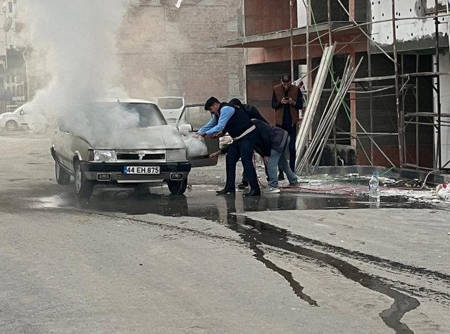 Battalgazi'de pazar yerindeki araçta çıkan yangını belediye zabıtası söndürdü