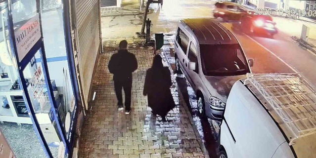 Adıyaman Kahta'da iki aracın vitrine çarptığı anlar kamerada, 2 kişi yaralandı