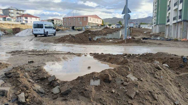 Van Muradiye'de inşaat iki lisenin yolunu çamura çevirdi, yüzlerce öğrenci mağdur oldu