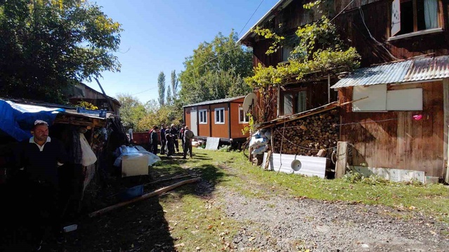 Bolu Mudurnu'da ahşap evin bacasındaki yangını köylüler vanalarla söndürdü